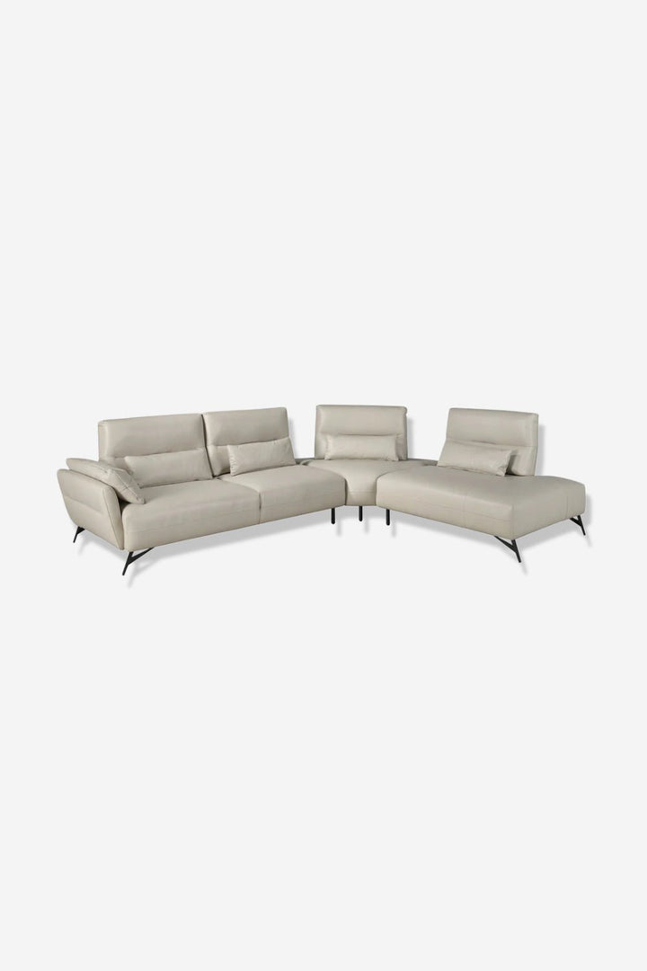Sofá chaise longue derecha piel arena sobre fondo gris de estudio