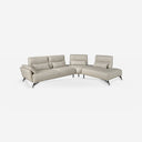 Sofá chaise longue derecha piel arena sobre fondo gris de estudio