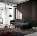 Sofá chaise longue piel negro sobre fondo gris de estudio (2)