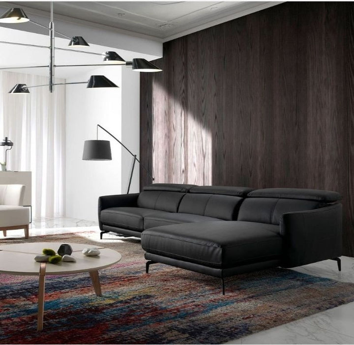 Sofá chaise longue piel negro sobre fondo gris de estudio (2)