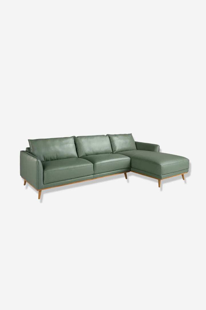 Sofá chaise longue derecha piel verde sobre fondo gris de estudio