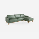 Sofá chaise longue derecha piel verde sobre fondo gris de estudio