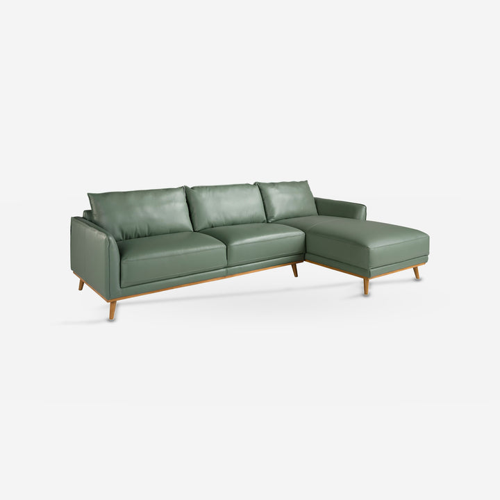 Sofá chaise longue derecha piel verde sobre fondo gris de estudio
