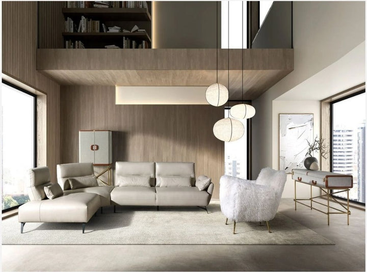 Sofá chaise longue izquierda piel arena sobre fondo gris de estudio (2)