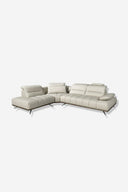 Sofá chaise longue izquierda piel gris claro sobre fondo gris de estudio