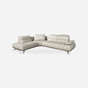 Sofá chaise longue izquierda piel gris claro sobre fondo gris de estudio