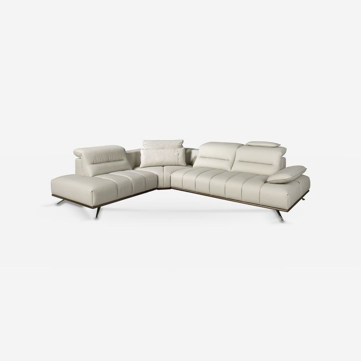 Sofá chaise longue izquierda piel gris claro sobre fondo gris de estudio