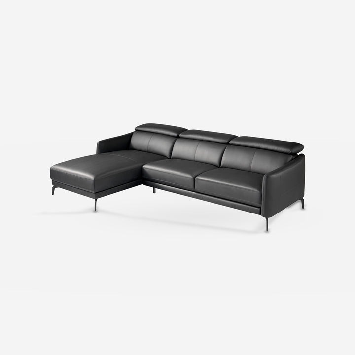 Sofá chaise longue izquierda piel negro sobre fondo gris de estudio