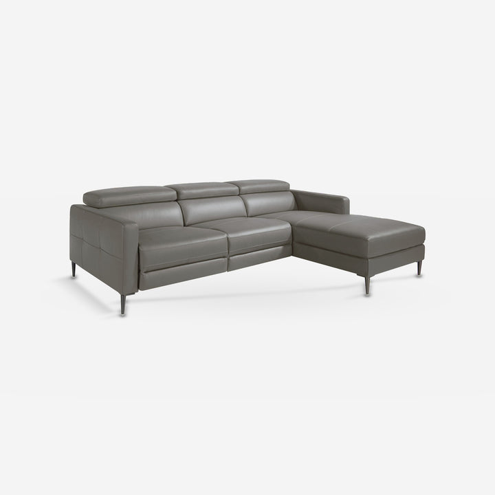Sofá chaise longue relax derecha piel gris oscuro sobre fondo gris de estudio