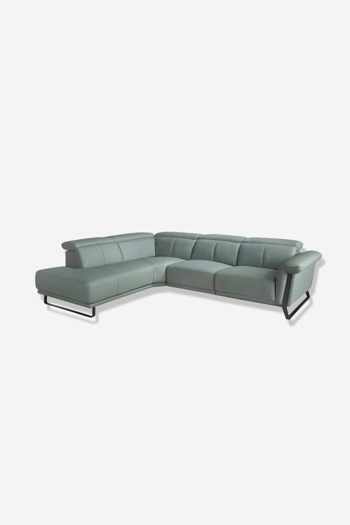 Sofá chaise longue relax izquierda piel verde turquesa sobre fondo gris de estudio
