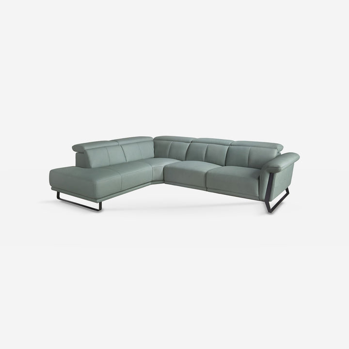 Sofá chaise longue relax izquierda piel verde turquesa sobre fondo gris de estudio