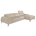 sofá chaise lounge esquinero en piel beige con respaldo ergonómico y patas metálicas negras