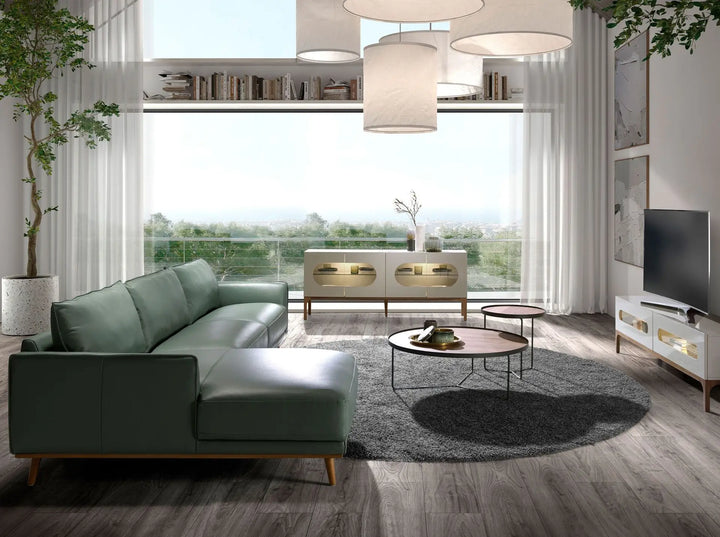 sofá tipo chaise longue verde en piel, diseño contemporáneo con patas de madera clara