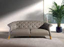sofá estilo chester color gris con patas de madera claras y respaldo capitonado
