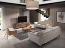 sofá contemporáneo tapizado en piel color beige, con estructura metálica y diseño ergonómico 