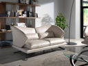 sofá de diseño orgánico en piel color beige con base metálica delgada y forma envolvente contemporánea