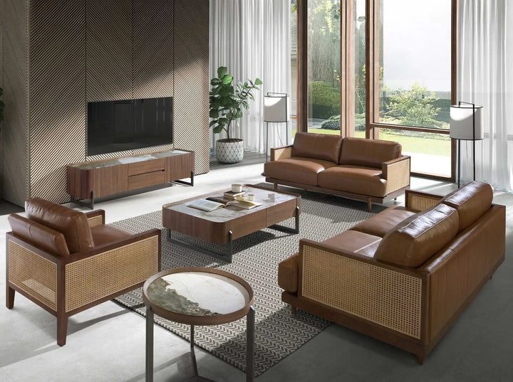 sofá de dos plazas estilo campo con combinación de piel y ratán