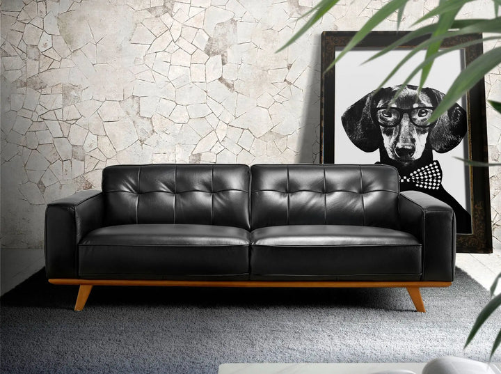 sofá de dos plazas en piel negra con diseño elegante y base de madera color natural