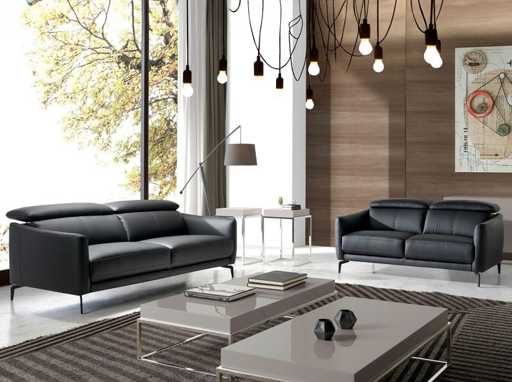 sofá elegante negro con asiento amplio, respaldo reclinable y patas de metal negro estilizadas