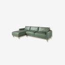 sofá esquinero tapizado en piel color verde con patas de madera estilo escandinavo