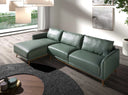 sofá en forma de L moderno, piel verde oliva con base y patas de madera natural