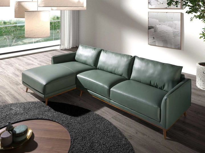 sofá en forma de L moderno, piel verde oliva con base y patas de madera natural