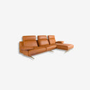 sofá moderno en piel tono camel, respaldo alto reclinable y brazos acolchados para mayor confort