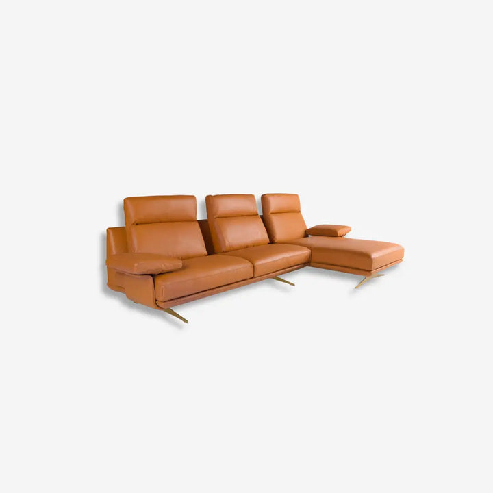 sofá moderno en piel tono camel, respaldo alto reclinable y brazos acolchados para mayor confort