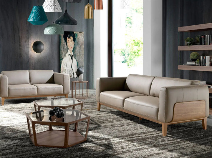 sofá minimalista color gris claro con base recta de madera y cojines firmes, ideal para interiores modernos