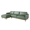 sofá rinconero estilo nórdico en piel verde con estructura baja y patas de madera clara