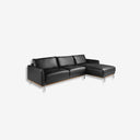 sofá rinconero negro en piel premium con estructura metálica y detalles de madera para interiores de lujo