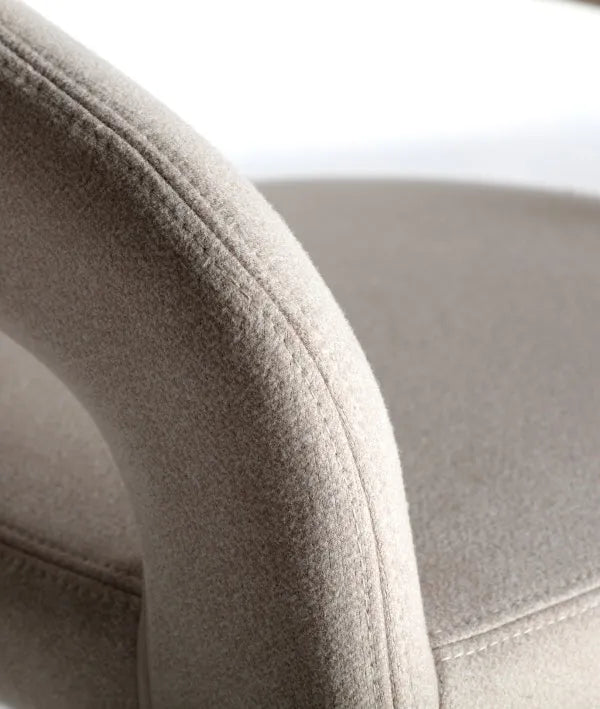 CASSEL kruk in minimalistisch gebroken wit polyester