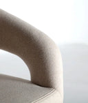 Taburete CASSEL en poliéster color blanco roto minimalista