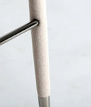 Taburete CASSEL en poliéster color blanco roto minimalista