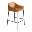 silla alta de estilo industrial con asiento marron y base metálica negra con soporte transversal