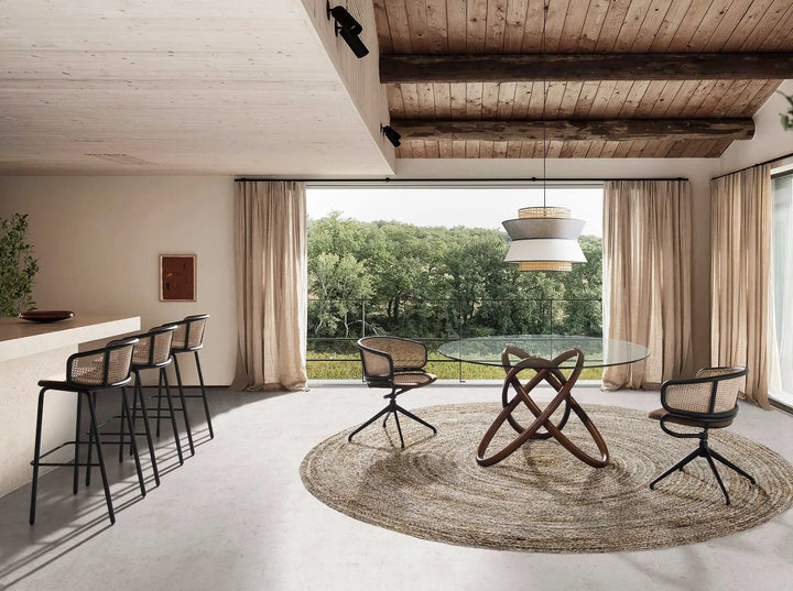 taburete estructura de hierro negro con asiento tapizado en terciopelo y respaldo en rattan