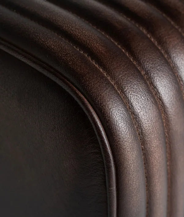 Puf GLADYS confeccionado en cuero marrón