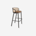 taburete estructura de hierro negro con asiento tapizado en terciopelo y respaldo en rattan