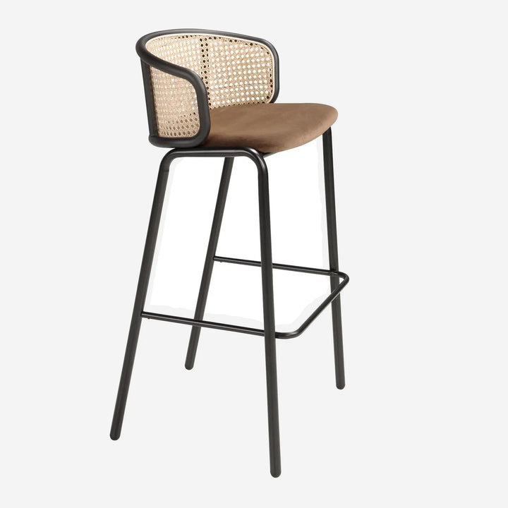 Taburete rattan y terciopelo marrón, foto de producto sobre fondo gris de estudio