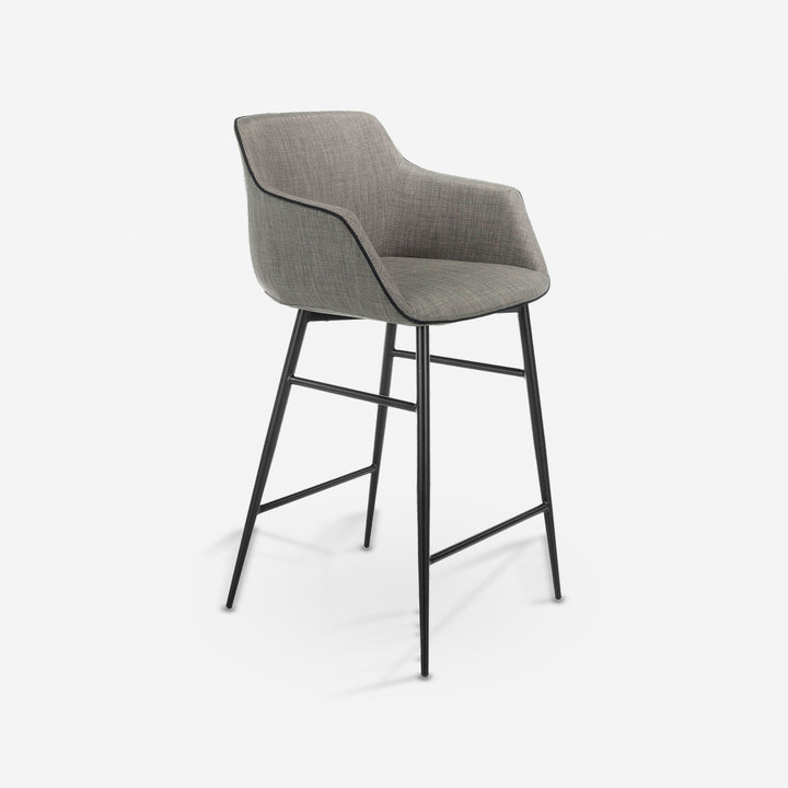 Taburete tela gris sobre fondo gris de estudio