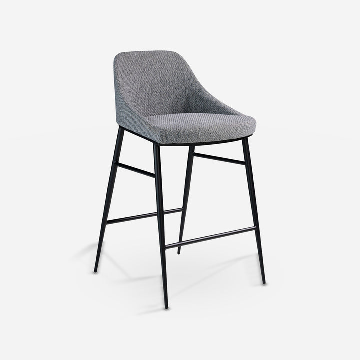 Taburete tela gris sobre fondo gris de estudio