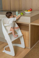 Trona evolutiva Sapling blanca en ambiente decorado