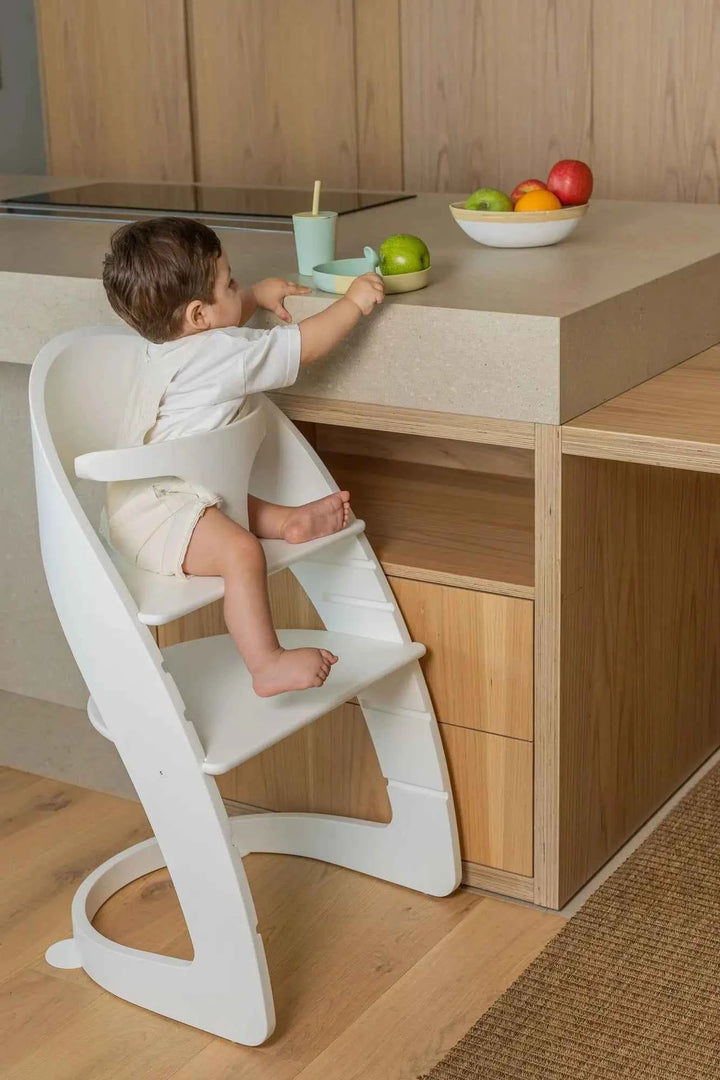 Trona evolutiva Sapling blanca en ambiente decorado
