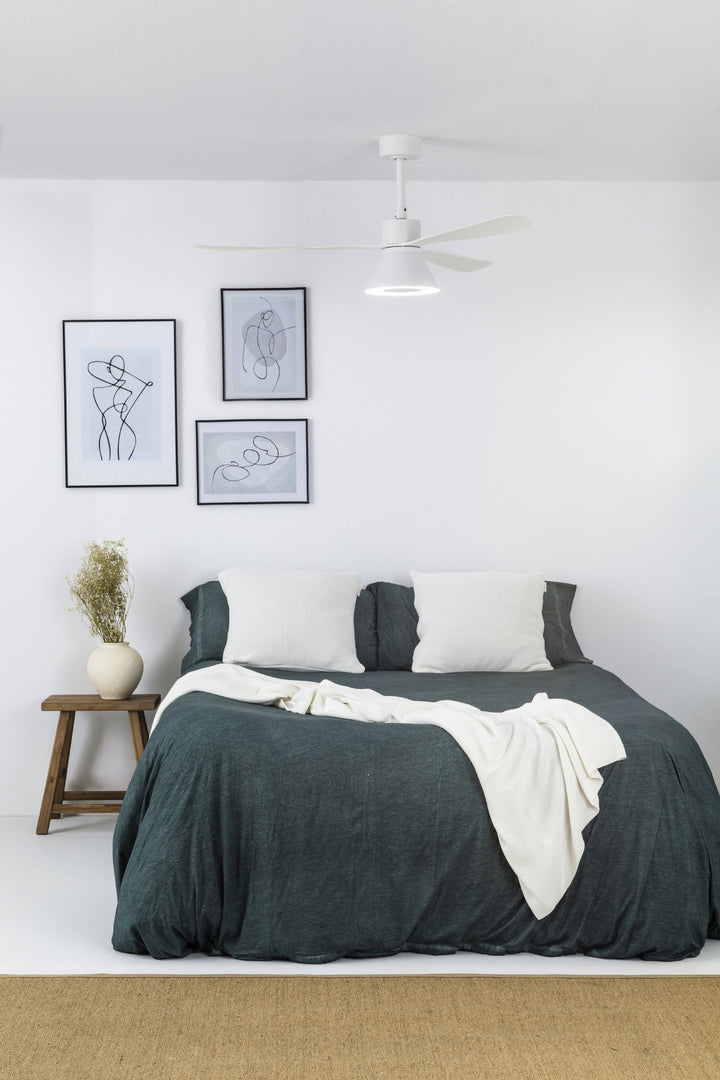 ventilador de techo con luz de acero y metacrilato ø132 cm 20 w cct seleccionable 3 palas